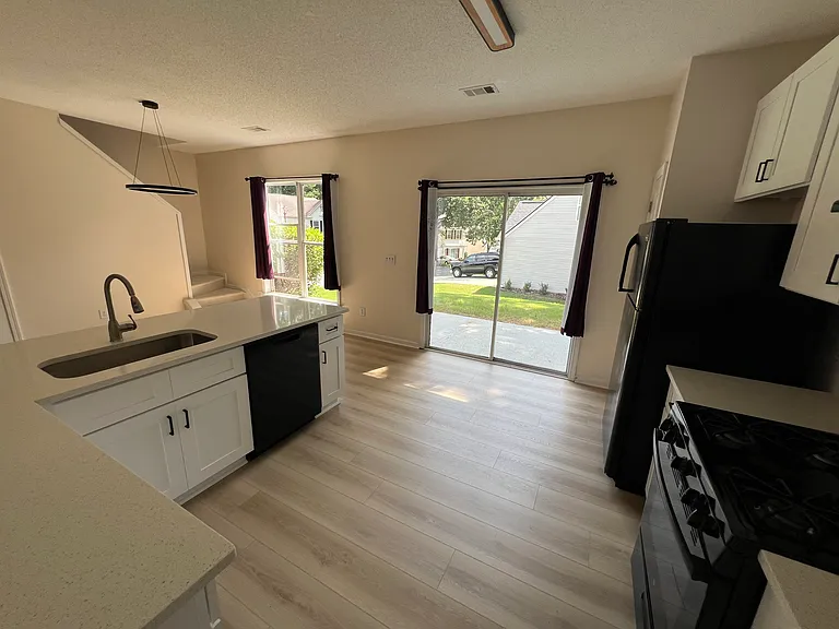 375 Wittenridge Ct — Photo 2