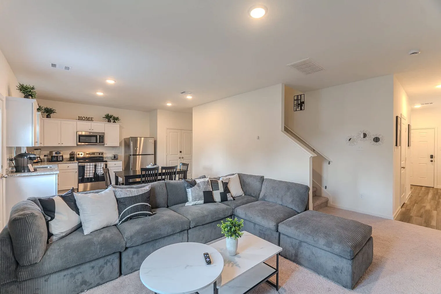 3 bed, 2.0 bath, 1496 sqft, $4,146 — Photo 3