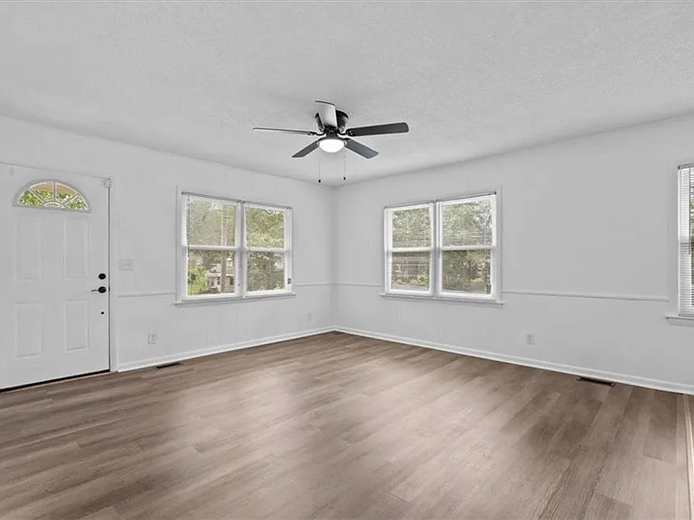 215 Thomas Heights Cir — Photo 3