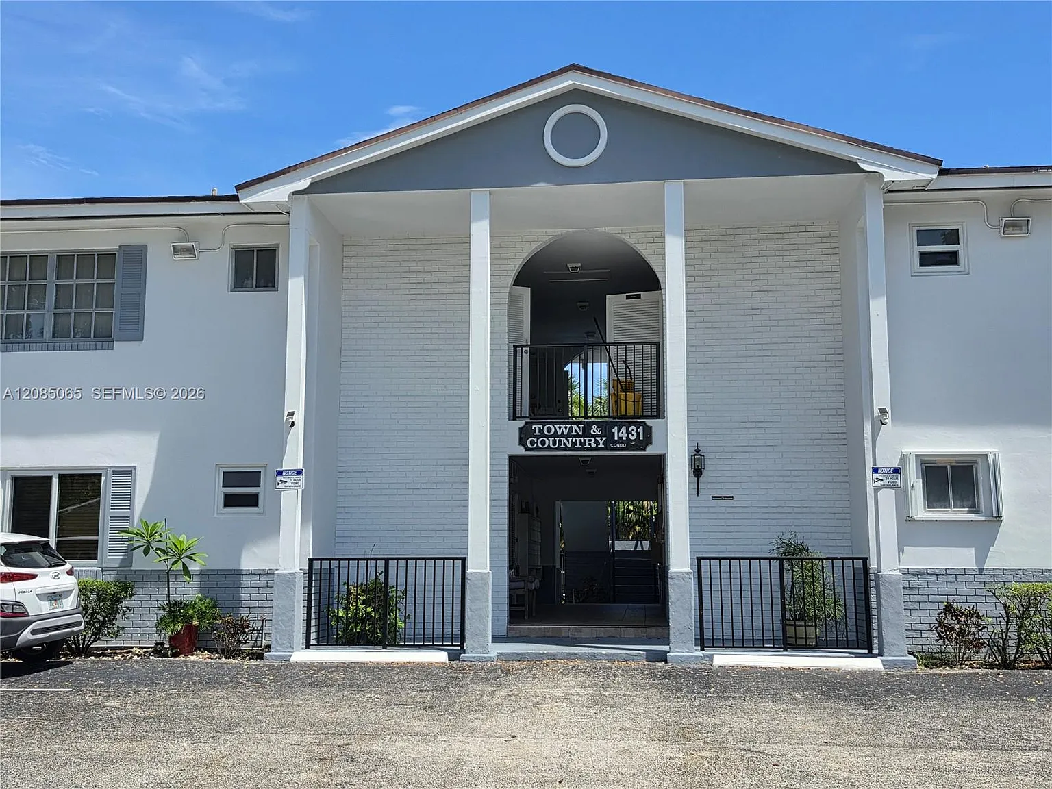 Town & Country Apts Condo — Photo 2
