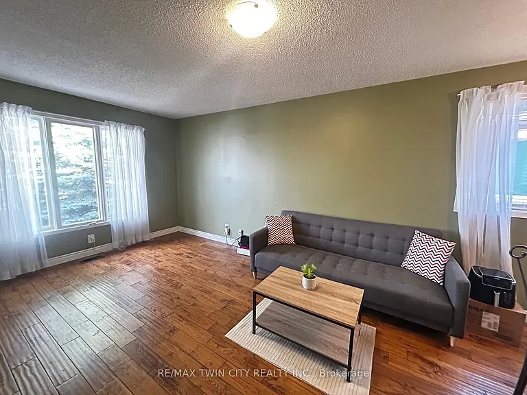 254 Camille Cres — Photo 8
