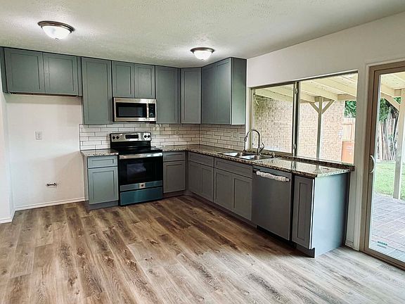 4th image of 1101 Lombardy Dr