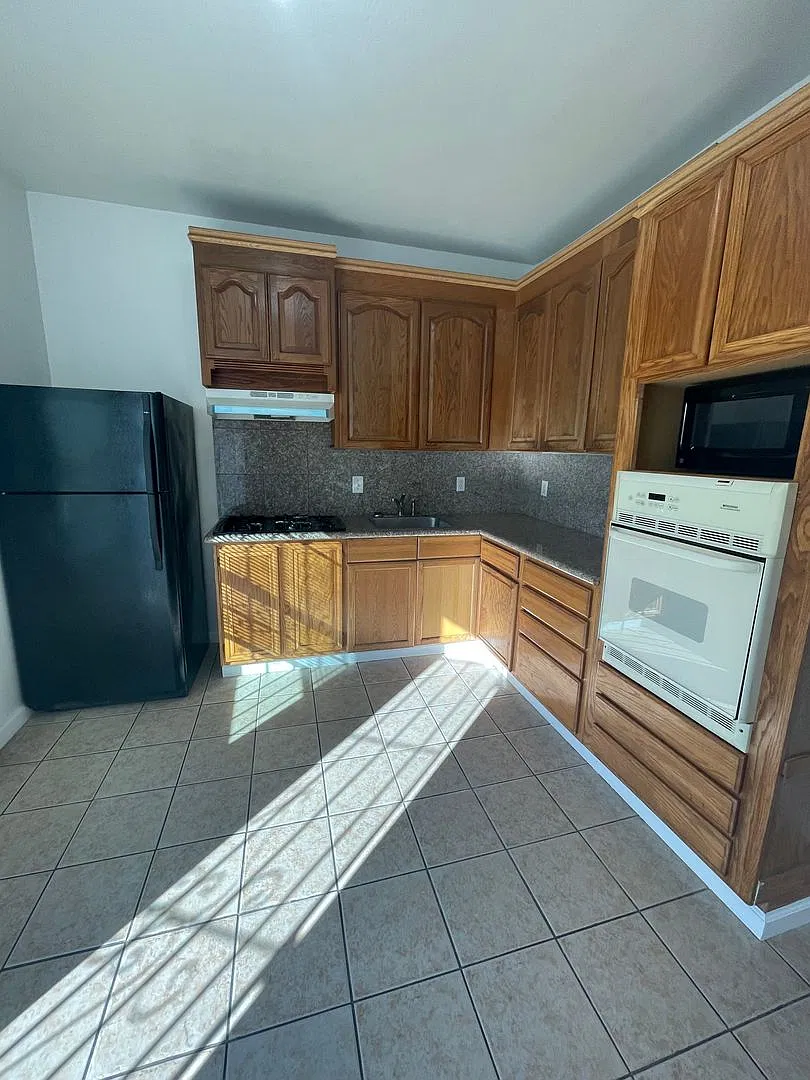 Adorable 2/1 duplex with in unit laundry in a shared outdoor space! — Photo 3