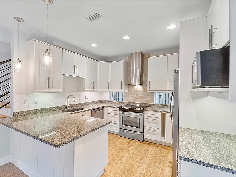 825 NE 17th Way — Photo 6