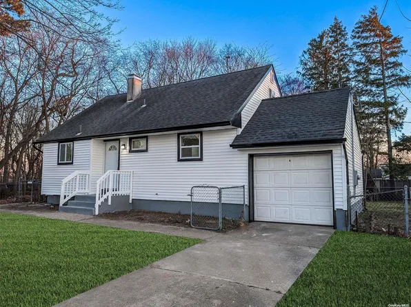 240 Ackerman Street, Central Islip, NY 11722