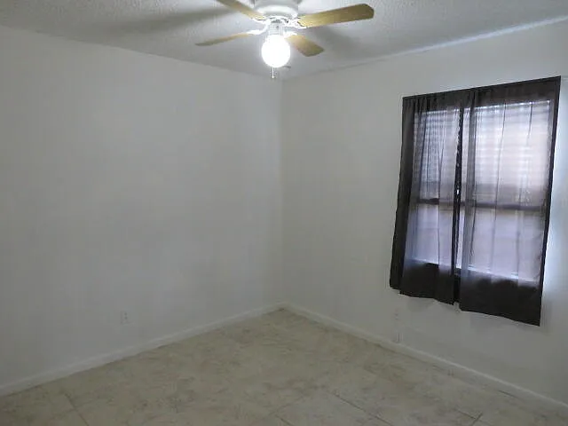 134 NW Peach St — Photo 9