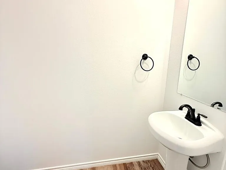 828 Elijah Ln — Photo 15