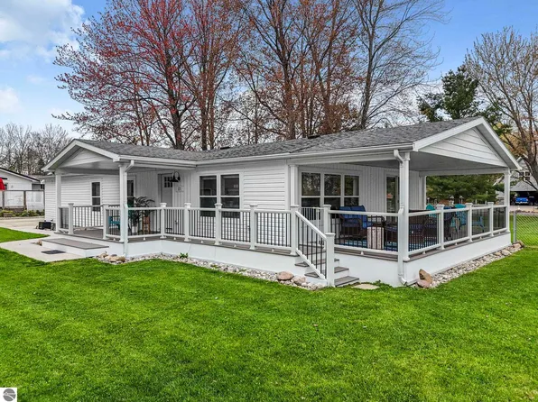 105 Bass Ct, Cadillac, MI 49601