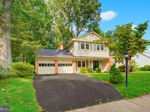 8125 Saxony Dr, Annandale, VA 22003