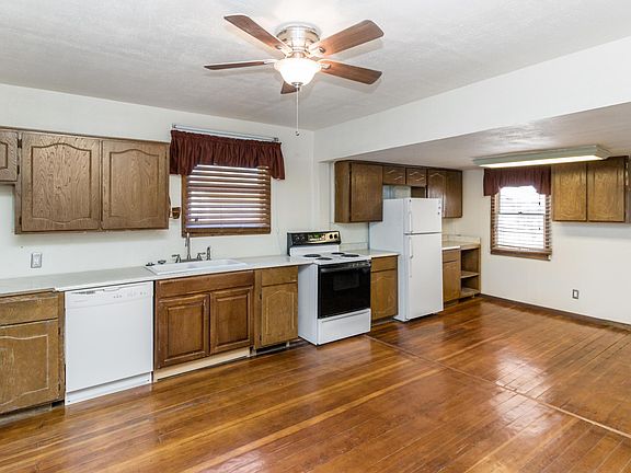 4th image of 812 N Center Ave