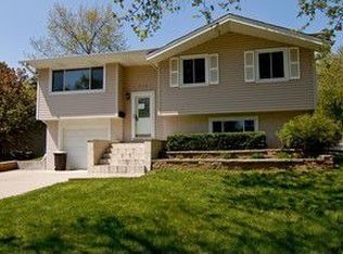 720 Cambridge Dr, Schaumburg, IL 60193