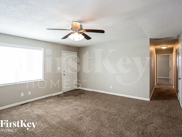 439 Fox Cir — Photo 4