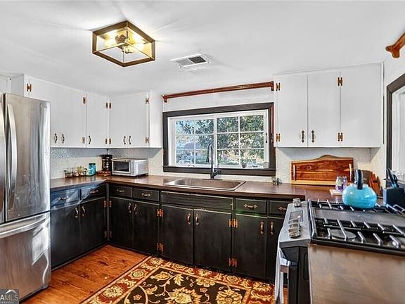 5th image of 3671 Bishop Dr