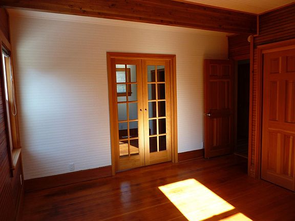 4th image of 2426 Soundview Dr NE