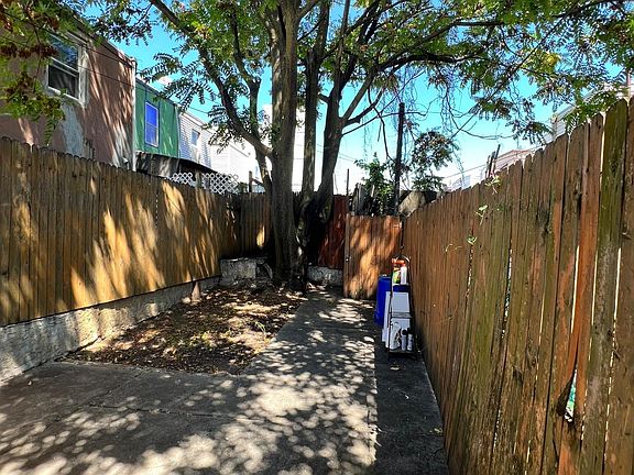you can see all the shade the tree provides in this photo