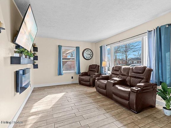 4th image of 2023 Dixie Garden Dr