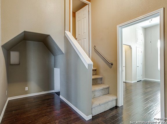 5th image of 301 Lamar St