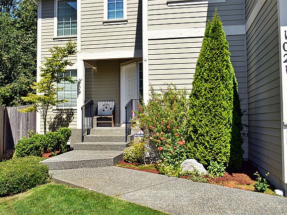 2nd image of 1021 E 70th St