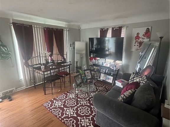 5th image of 16704 Meadowvale Ave