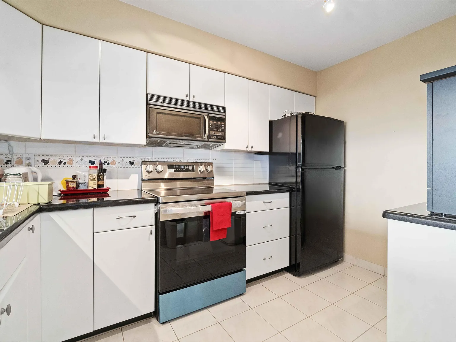 1 bed, 907 sqft, $2,300 — Photo 2