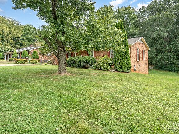 3rd image of 2432 Montrose Dr