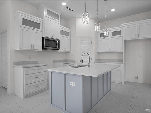4th image of 909 E Pecan St