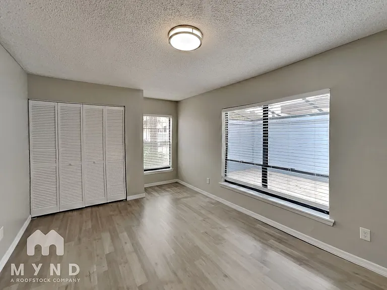 1960 Gregory Dr — Photo 12