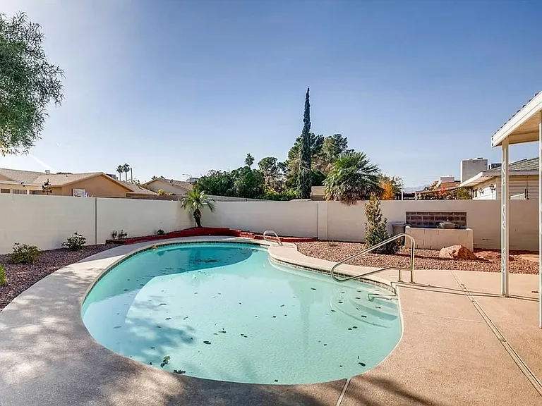 6913 Creekside Ln — Photo 2