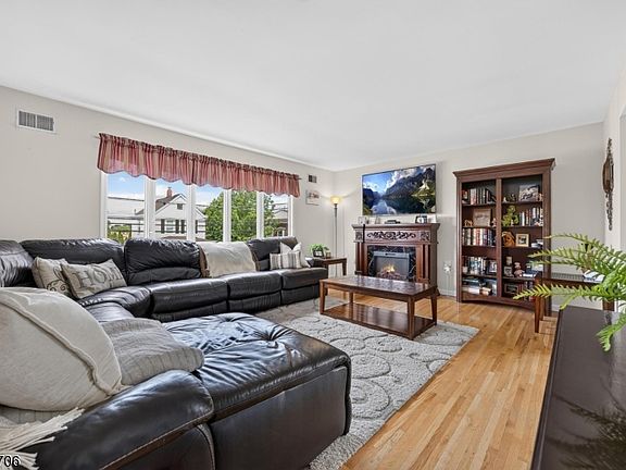 3rd image of 12 William St