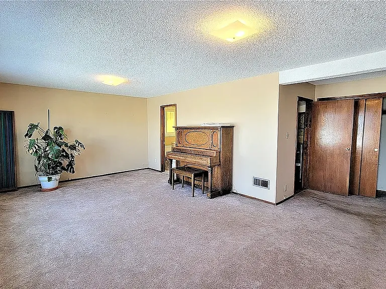 606 S Hill Blvd — Photo 14