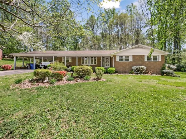 1820 Turfwood Dr, Pfafftown, NC 27040