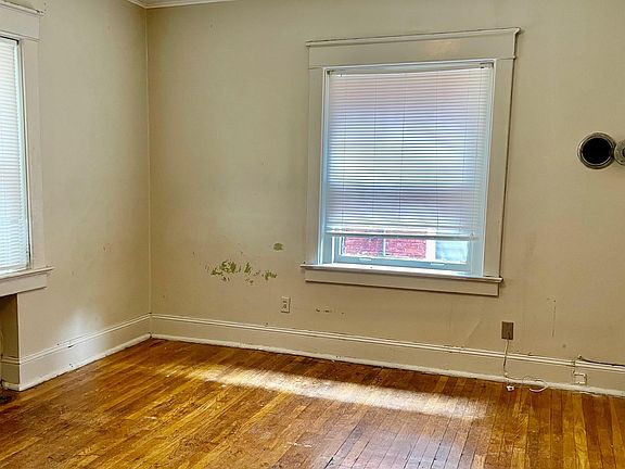 4th image of 918 E 41st St APT 2W