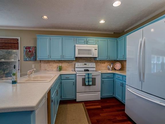 4th image of 3240 Chinquapin Ct