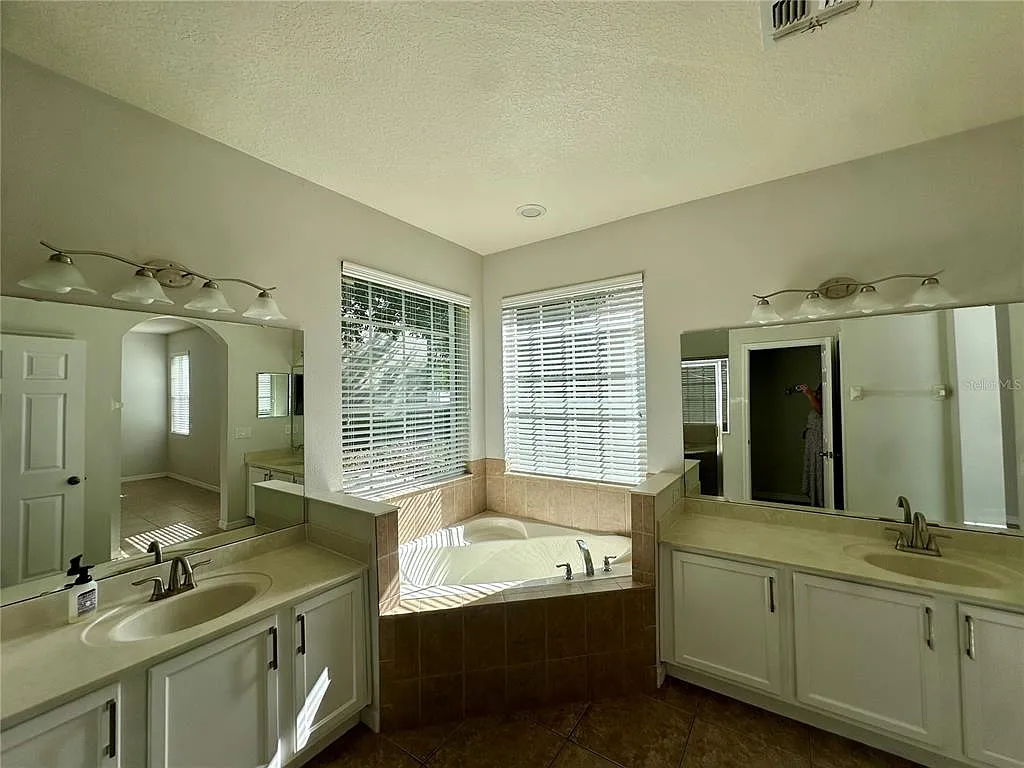 4 bed, 3.0 bath, 2432 sqft, $2,900 — Photo 4