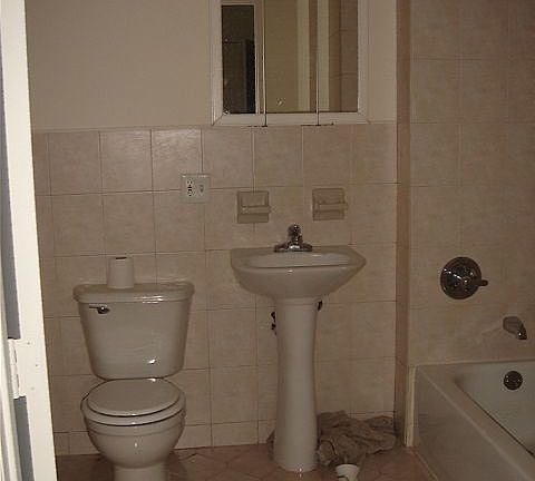 5th image of 2520 Crescent St APT 1B