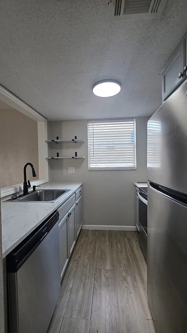 ** Half Off 1st Month's Rent With 13 Month Lease ** — Photo 4