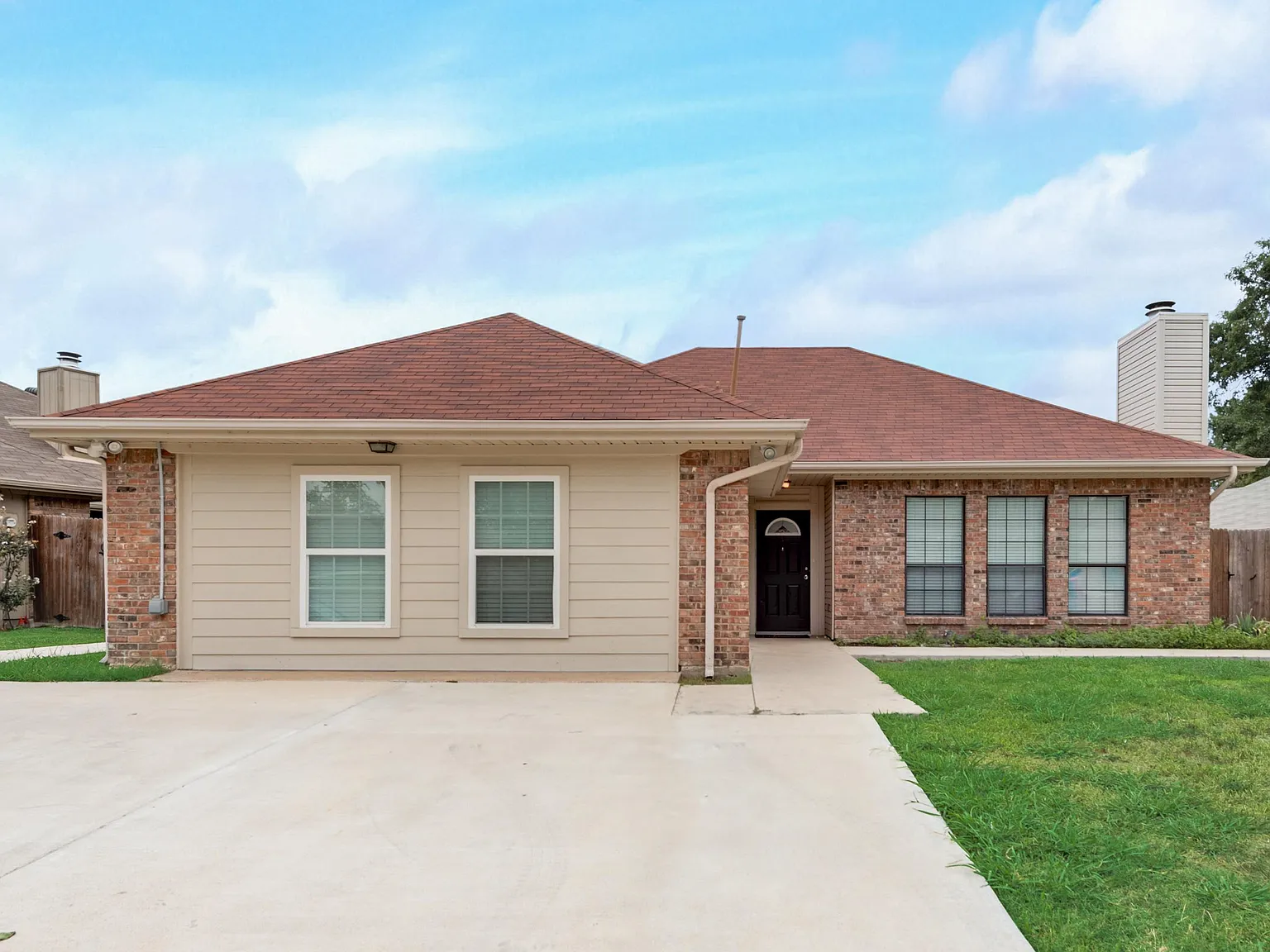 4 bed, 3.0 bath, 2024 sqft, $1,083 — Photo 4