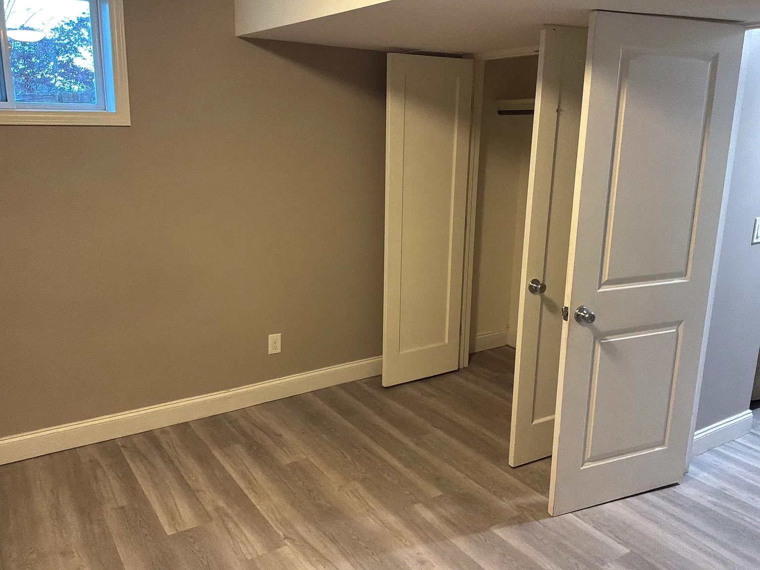 4 bed, 2400 sqft, $2,400 — Photo 3
