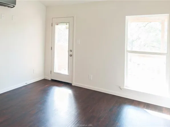 10326 N Dowling Rd, College Station, TX 77845