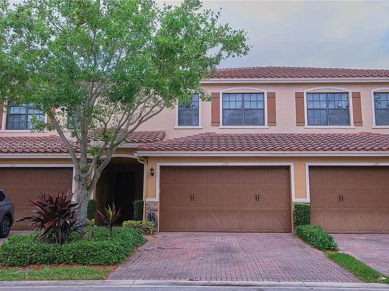 129 Riverwalk Cir E #129 — Photo 2