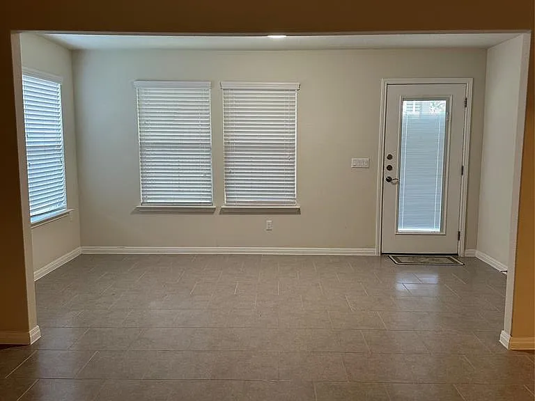 410 Holiday Creek Ln — Photo 12
