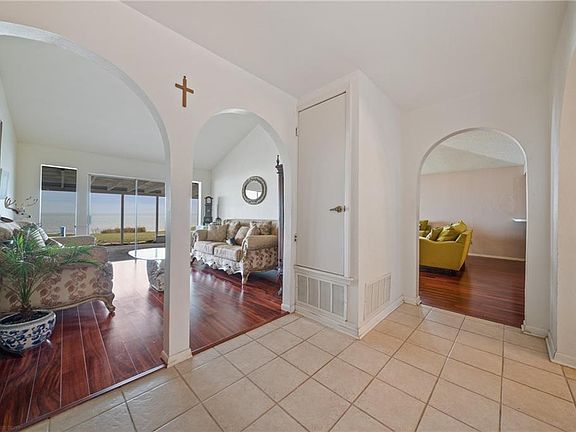 3rd image of 107 Shorecliff Dr