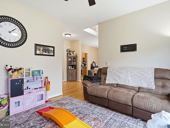 3rd image of 224 Paragon Dr