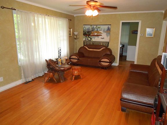 4th image of 2027 Evergreen Dr