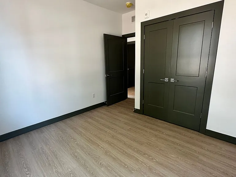 2639-2649 Oxford Rd — Photo 9