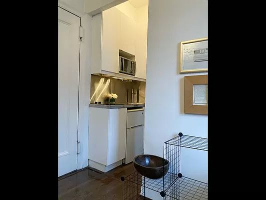 5th image of 96 Perry St #6C