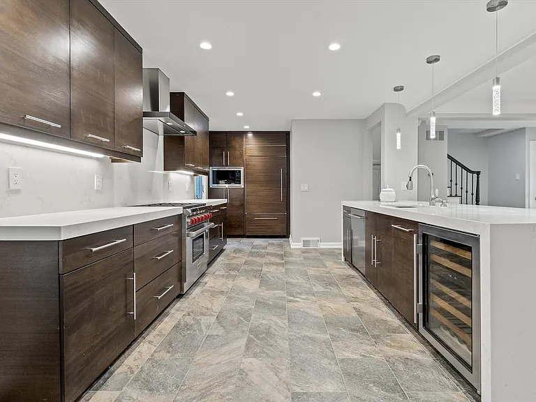 1054 Saxon Dr — Photo 7