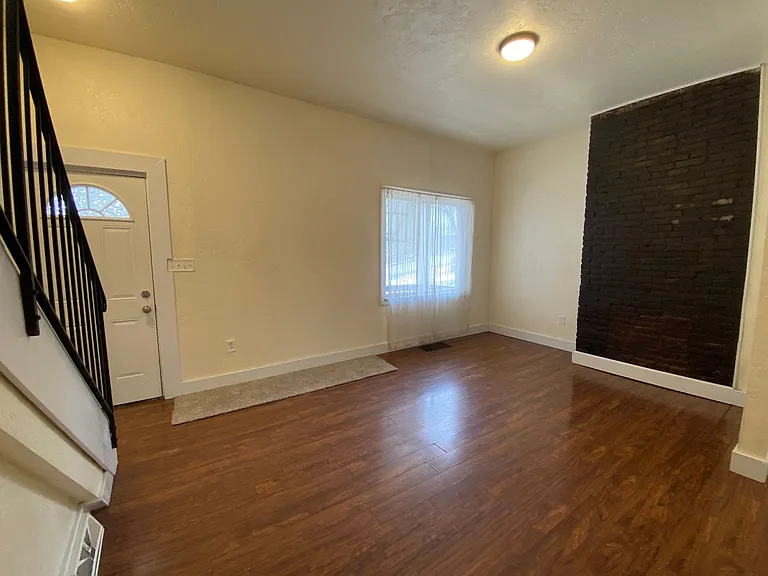 409 Parkwood Rd — Photo 3