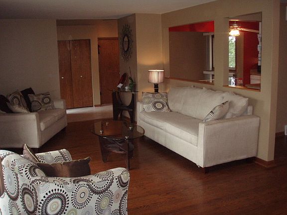 3rd image of 8817 W 98th St
