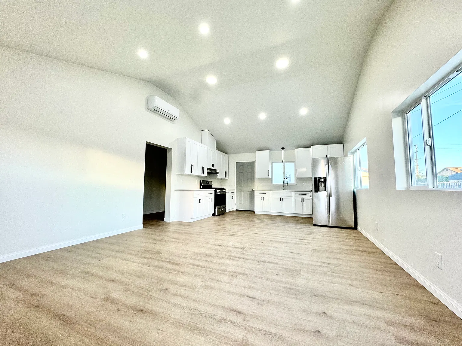 2 bed, 790 sqft, $2,275 — Photo 2